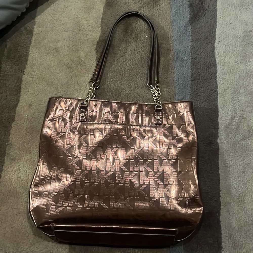 Michael Kors gold bag, original price $139.99 please contact me to offer!!!❤️❤️